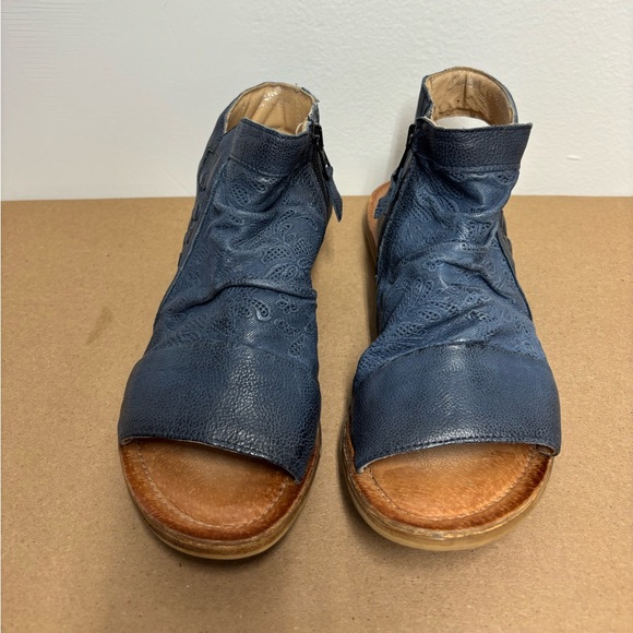 Miz Mooz Blue Leather Flaire Sandals Size 41 - Picture 2 of 9